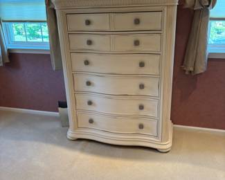 Stanley Bedroom Chest – Classic Stanley Furniture tall chest in a soft cream finish with subtle distressing and decorative pulls. Elegant curved front with generous storage, works beautifully in bedrooms of all sizes.
