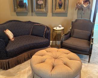 Sitting Area Ensemble – Elegant grouping featuring:
Pearson loveseat upholstered in black with gold and neutral-toned design, finished with a decorative fringe skirt.
Pearson round ottoman, tufted and skirted in a neutral fabric with rope trim, perfect as a centerpiece or additional seating.
John Richard chair, structured with dark neutral upholstery and gold trim accents, offering a refined look.
All pieces are in excellent condition, showcasing timeless craftsmanship and sophisticated design.