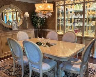 Bernhardt Dining Table with Chairs – Elegant solid wood Bernhardt dining table with carved detail, paired with upholstered chairs in a neutral fabric. Beautifully crafted and in excellent condition, perfect for both formal and casual dining spaces.