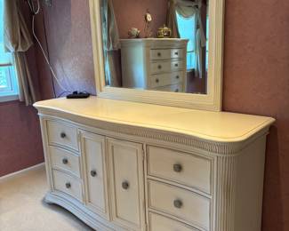 Stanley Dresser with Mirror – Elegant Stanley Furniture dresser in a soft cream finish with subtle distressing and curved front. Features ample storage with multiple drawers and cabinet space. Includes a large matching framed mirror with graceful arched detail. Excellent condition.