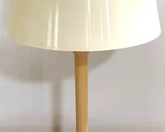 2582x - Vintage Gerald Thurston Lightolier Table Lamp 22" Tall You are buying a used as-is electric/electronic item. We do not guarantee all components are present, and if it is not expressly stated, it is untested.

