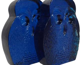 721x - Blenko Pair Owl Bookends in Blue 7.5" chip on edge of one
