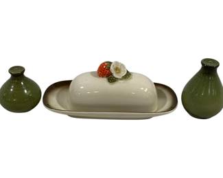 1441 - Metlox Poppy Trail Strawberry Butter & Shakers
