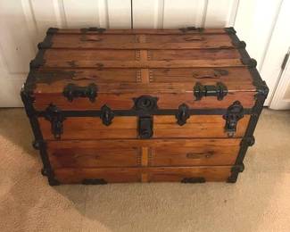 638 Rustic Wooden Chest