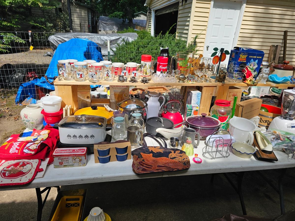 Lots of kitchenware.