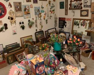 Wall hangings, old collectible, pictures of all different kinds. Easter decorations. Wall vases and so much more!
