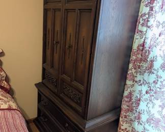 Another view of this armoire
