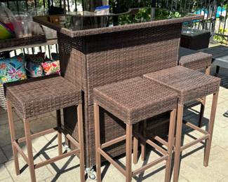 Very nice 5-piece outdoor patio bar set 