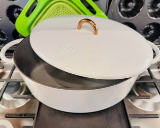 Like New Great Jones enamel cast iron dutch oven
