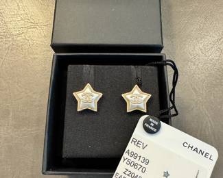 New In Box Chanel Resin Metal Gold CC Star earrings