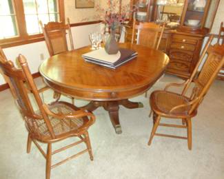 Thomasville Furniture - Table has 1 leaf/cover pads/6 chairs in excellent condition