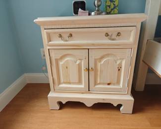 305	Thomasville End Table	28x17x30