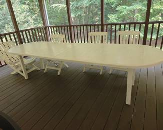 222	White Oval Table	Closed 62, w/ 2 leaves 28 each, open 118