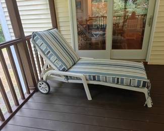 225	White Chaise Lounge & Cushions	29x63x37