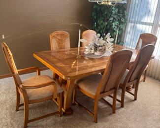 Dining table 6 chairs
2 leaves
Pads