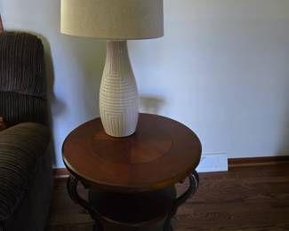 End table 1 w/white lamp - matches sofa table