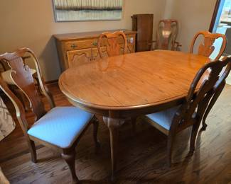 Oak dining table & six chairs, 2 with arms