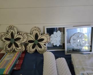 2 pairs of wall hangings