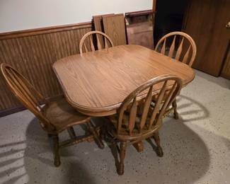Oak table with 4 chairs and 2 leafs