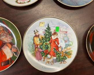 1990 Avon Christmas Plate "Bringing Christmas Home"