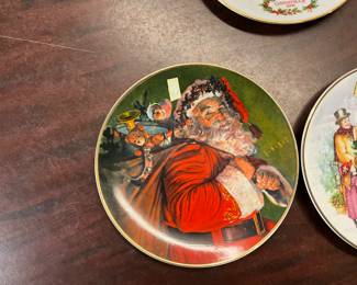 1987 Avon Christmas Plate "The Magic That Santa Brings"