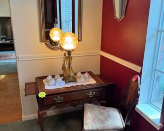 Queen Annes Beverage Table with 2 pull outs. Gorgeous Mirrors
