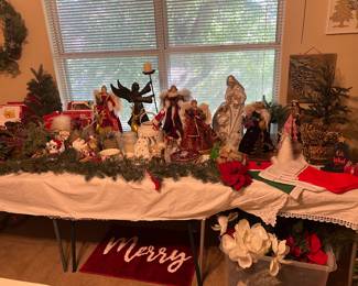 We have an entire room that is an explosion of Christmas.!!&#127876;&#127877;&#129334;&#129489;‍&#127876;