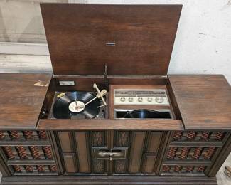 VINTAGE STEREO / RECORD PLAYER