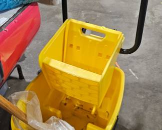 ROLLING MOP BUCKET