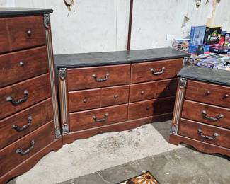 CHEST OF DRAWERS / DRESSER / NIGHTSTAND