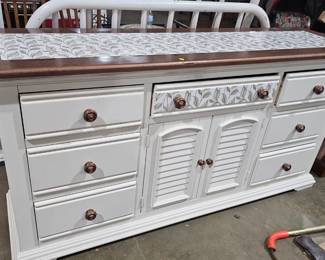 DRESSER
