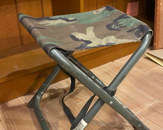 Camo folding stool vtg