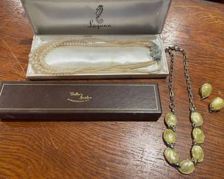 Vintage Laguna pearls, vtg thermoset necklace earring set 