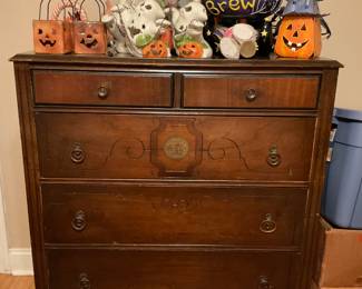 Beautiful walnut Antique chest of drawers great condition 