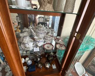 China and tea sets from Korea, China, Europe, and the middle east