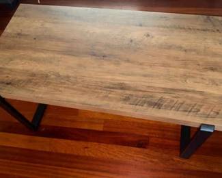 AAE422 Centerpiece Coffee Table