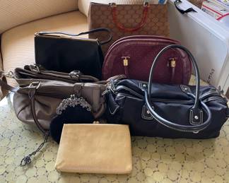 AAA108 - Classic Vintage Handbags From Travel To Evening 