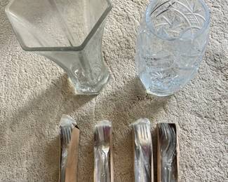 AAA208 - Vases And Stainless Steel Flatware