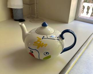 'The Washerwoman, 1962' Teapot licensed by Picasso in 1996.