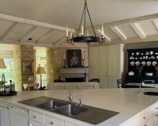 An view of the kitchen.