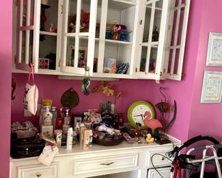 Make-up, tropical decor and did we mention flamingos?
