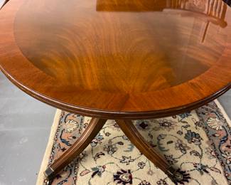 Oval pedestal table with high-gloss table-top and brass casters