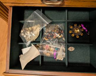 costume jewelry 