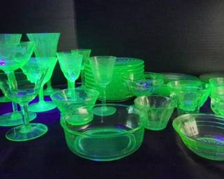 04 Uranium Glassware Set