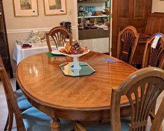 Thomasville dining table with two leaves, six chairs