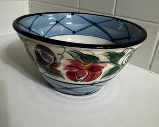 Beautiful bowl signed by the artist