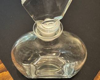 Blown glass decanter for liquor