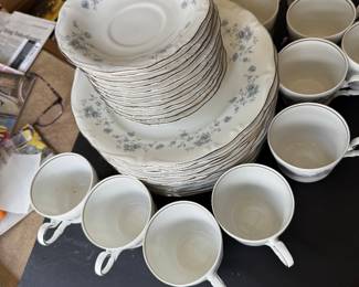 Set of vintage dinnerware by Johann Haviland, Germany
The serving tray and a nice turene with a lid