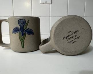 Pigeon Forge mugs with Iris motif