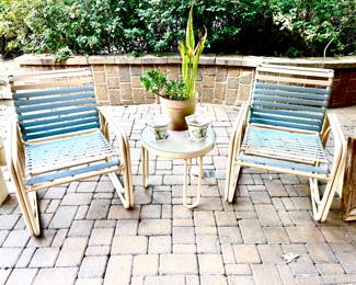 Pair of outdoor chairs/table